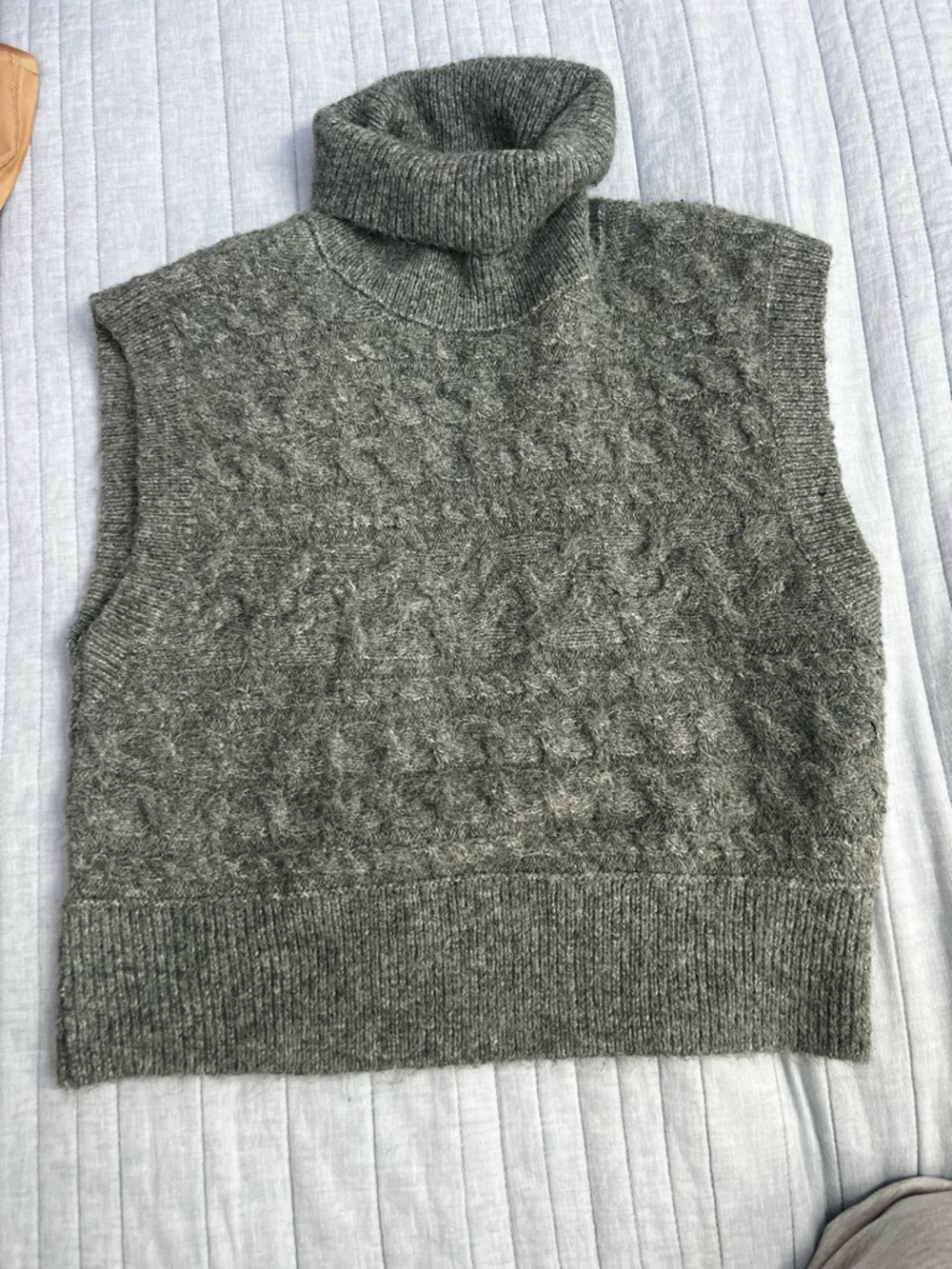 Old Navy Gray Cable-Knit Sleeveless Turtleneck Sweater Vest